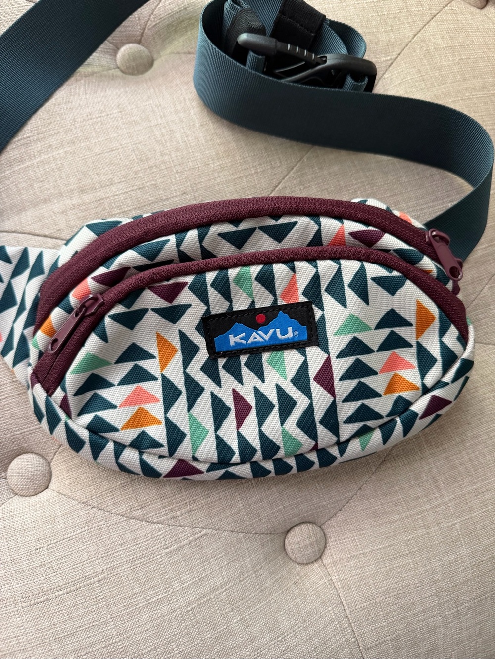 Kavu Multicolor Geometric Triangle Sling Bag in Teal, Burgundy & Orange